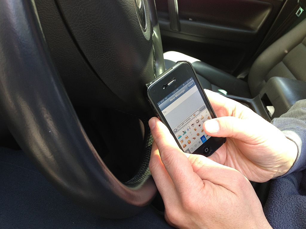 texting while driving on smartphone